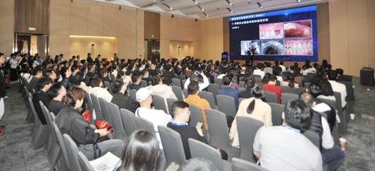 许多人坐在椅子上 中度可信度描述已自动生成 许多人坐在椅子上 中度可信度描述已自动生成