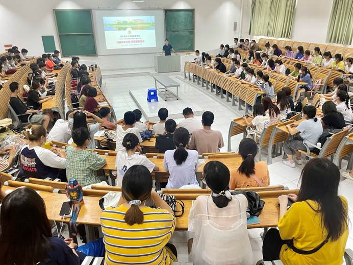 会议室里的人们描述已自动生成 会议室里的人们描述已自动生成