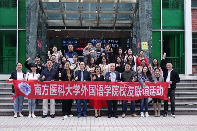 建筑前的人群中度可信度描述已自动生成 建筑前的人群中度可信度描述已自动生成