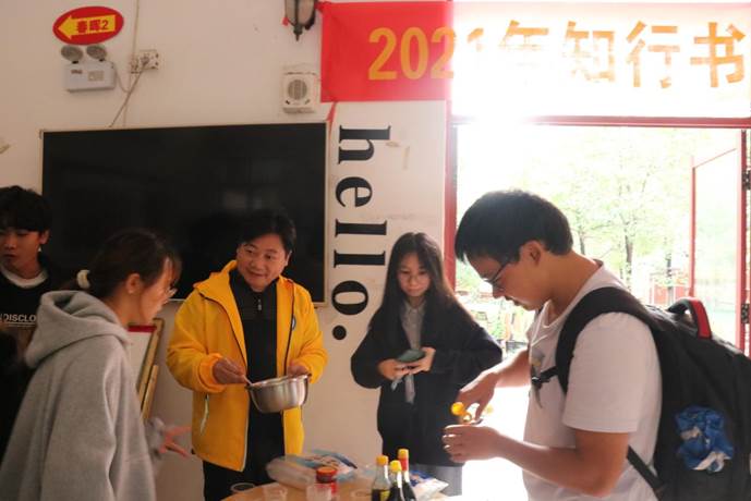书院执行院长刘东卫为同学们派送冬至水饺