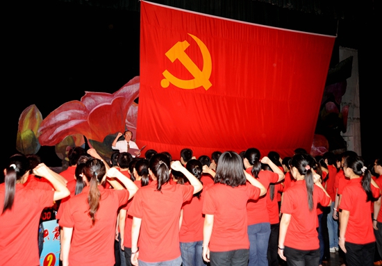 老将军党员带领新党员入党宣誓.JPG