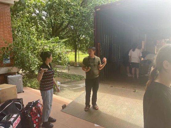 一群人站在街道上描述已自动生成 一群人站在街道上描述已自动生成