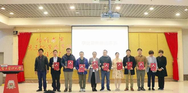一群人站在室内合影中度可信度描述已自动生成 一群人站在室内合影中度可信度描述已自动生成