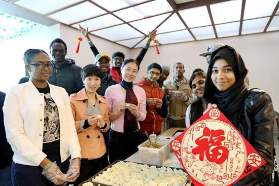 留学生们和老师们一起“快乐迎新春,送福送温暖”.JPG