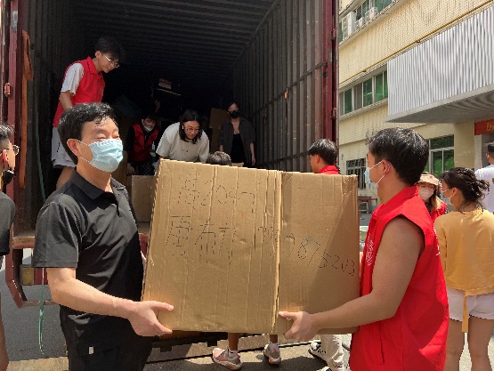 图片包含 人, 建筑, 女人, 站描述已自动生成 图片包含 人, 建筑, 女人, 站描述已自动生成