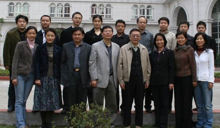 2007年教研室全体在生命科学楼前集体合影 2007年教研室全体在生命科学楼前集体合影