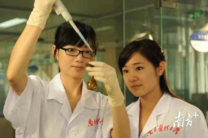 南方医科大学学生在做实验。 南方医科大学学生在做实验。