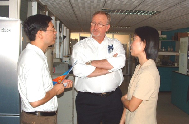 2002年与到访国外专家交流 2002年与到访国外专家交流