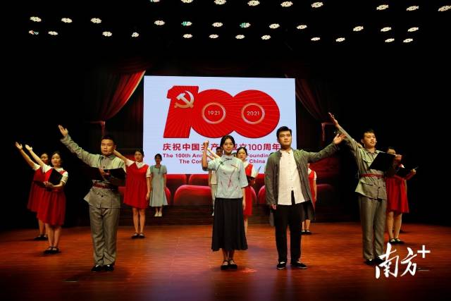 学子们在诵读红色经典。 学子们在诵读红色经典。