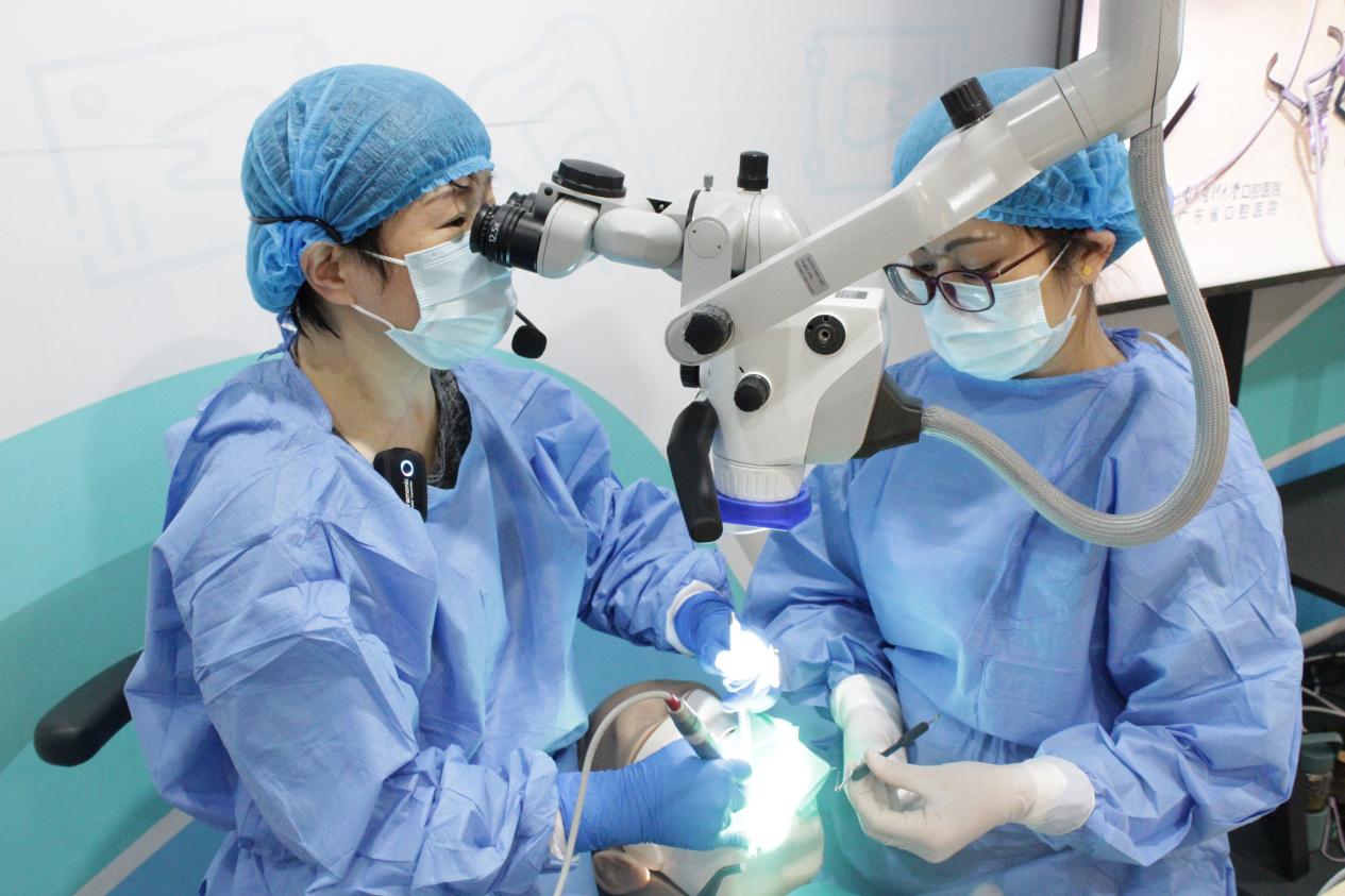 南方医科大学口腔医院牙体牙髓科杨勤主任和梁彩英护长的现场演示示教