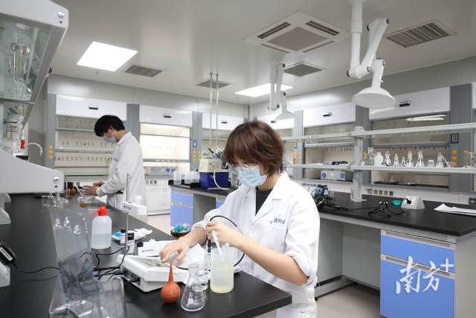 粤澳合作中医药科技产业园内,工作人员做实验。南方日报记者 关铭荣 摄 粤澳合作中医药科技产业园内,工作人员做实验。南方日报记者 关铭荣 摄