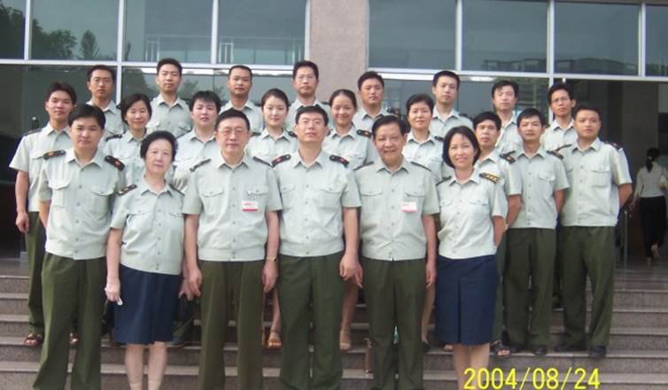 2004年随学校转制时教研室全体最后的军装合影 2004年随学校转制时教研室全体最后的军装合影